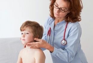 Причины увеличения лимфоузлов на шее у ребенка
